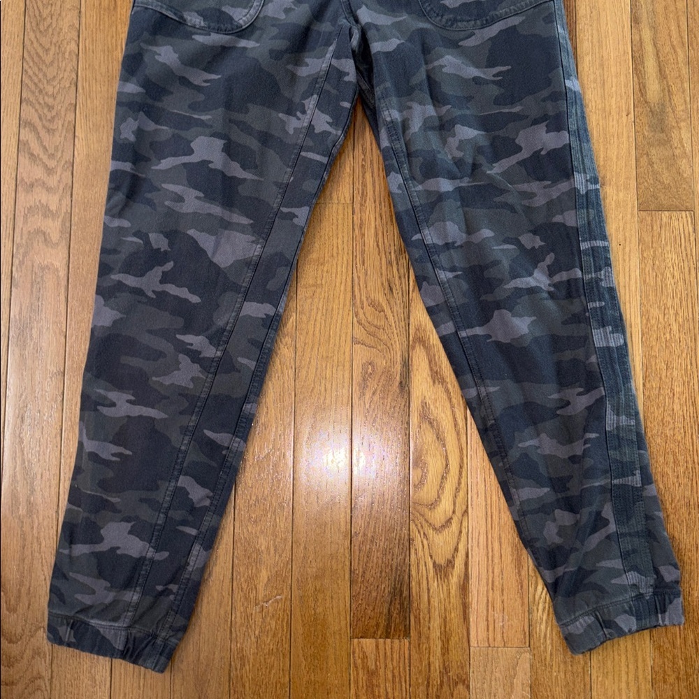 Athleta Farallon Jogger Camo Print Size 6 - Picture 4 of 7